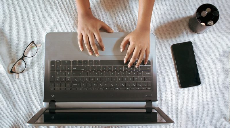 Laptop lemot karena dipakai di atas kasur