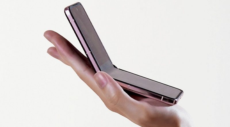 Infinix Zero Flip di tangan
